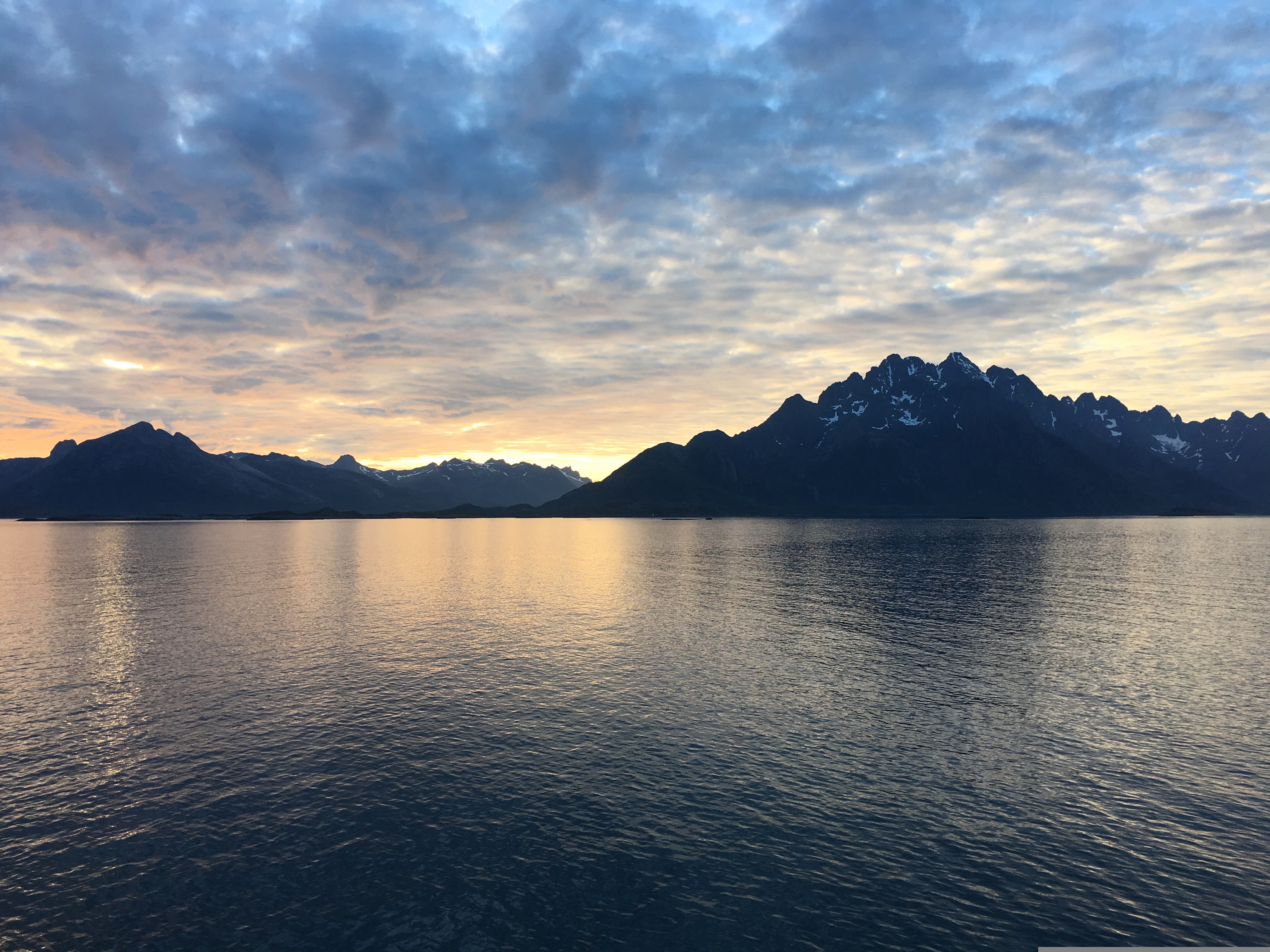 Ruhige Fjordlandschaft zur Mitternacht in blauen Farbtönen Symbol für Entspannung, Gesundheit und Schlaf